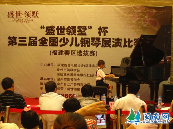 8人小鬼大，這琴?gòu)椀锰蟹秲毫? /></p>
<p align=