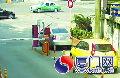 朱某駕車緩緩駛向道閘，硬生生將道閘頂開