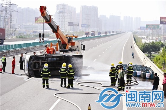 為防止爆炸，消防官兵朝貨車噴水，3個(gè)泄漏氣罐被移