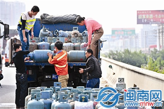 路政部門找來(lái)貨車，將液化氣罐運(yùn)走
