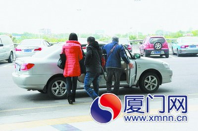 乘客被人拉走，坐上黑車