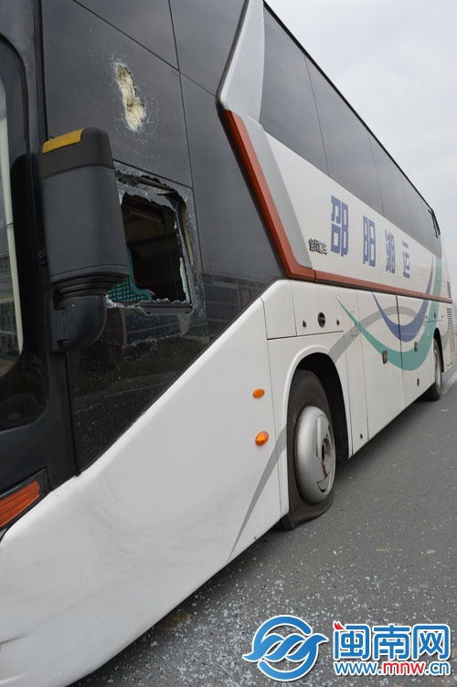 駕駛室車窗被砸碎，輪胎也被戳破
