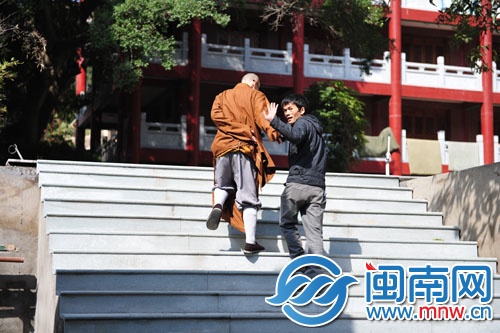 決心留在寺廟工作，陳奕新向眾人揮手告別