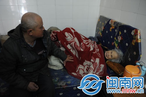 譚長福的家有點背陰，床沒有床墊，被子沒有被套