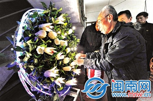 裝好燈泡，牽上燈帶，花燈就做好了
