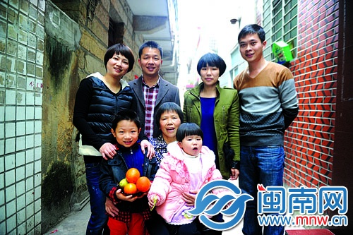 二十多年前拍的全家福里，只有4個人，如今一家已有