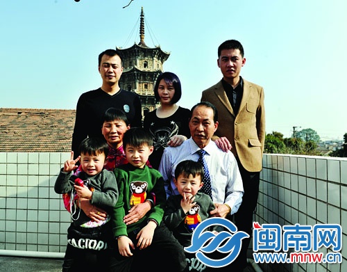這次拍全家福，陳翠玉和十年前一樣，選擇了東塔為背景