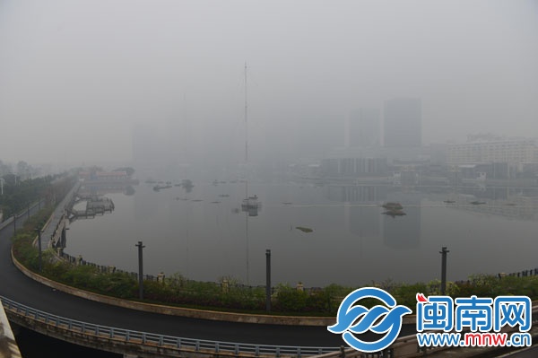 昨日12時24分，豐澤浦西，泉州最高商業(yè)樓迷失霧中
