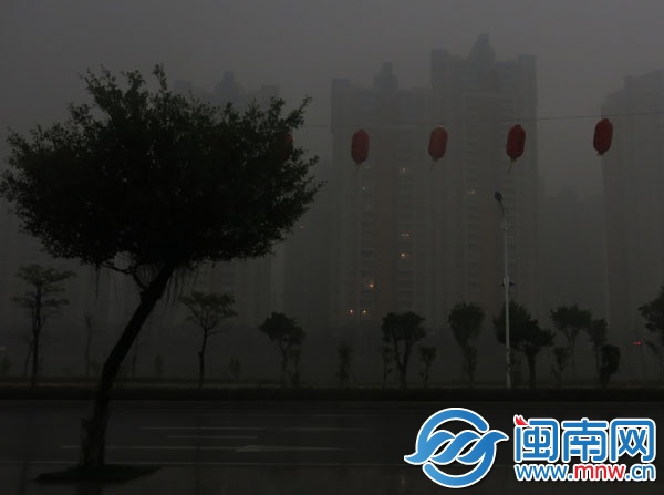 昨日下午3時34分，近乎黑夜，泉州東海一小區(qū)，居民