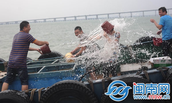 蚶江海上潑水節(jié)，千人歡樂(lè)大戰(zhàn)
