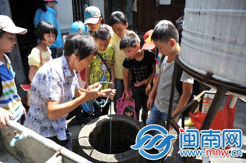 阿婆輕松就打上了一桶井水，小記者們看呆了