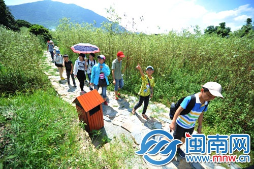 踏青石板上，游走美麗鄉(xiāng)村，小記者流連忘返